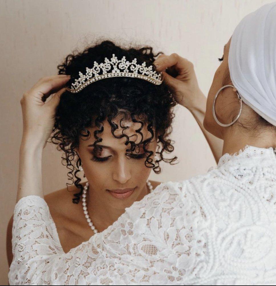 coiffure pour cheveux bouclés avec diadème mariée