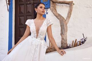 robe de mariée fleurie decollete en V plongeant