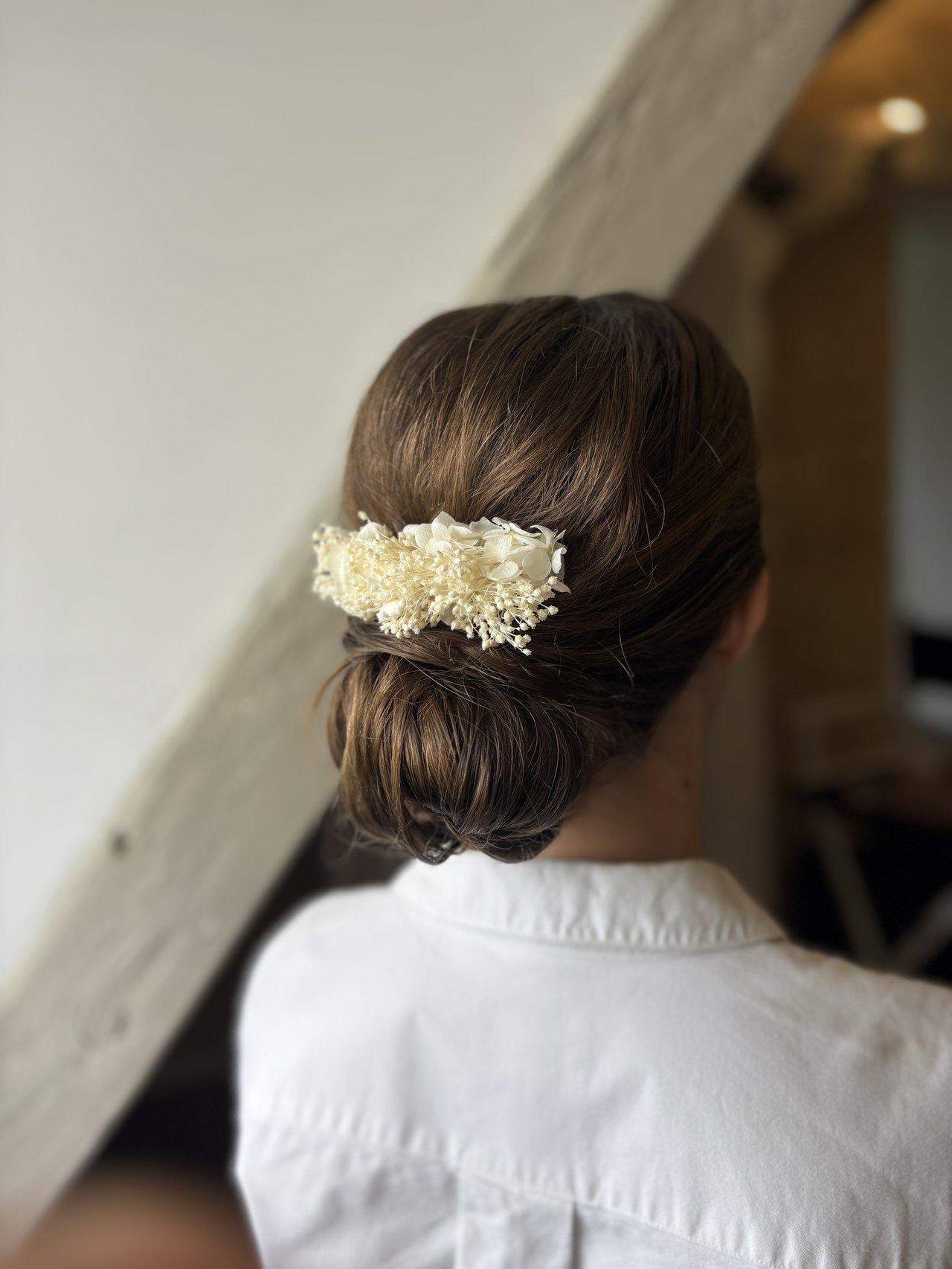 chignon plaque fleurs mariage