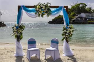 ceremonie laique bord de mer arche fauteuils des maries