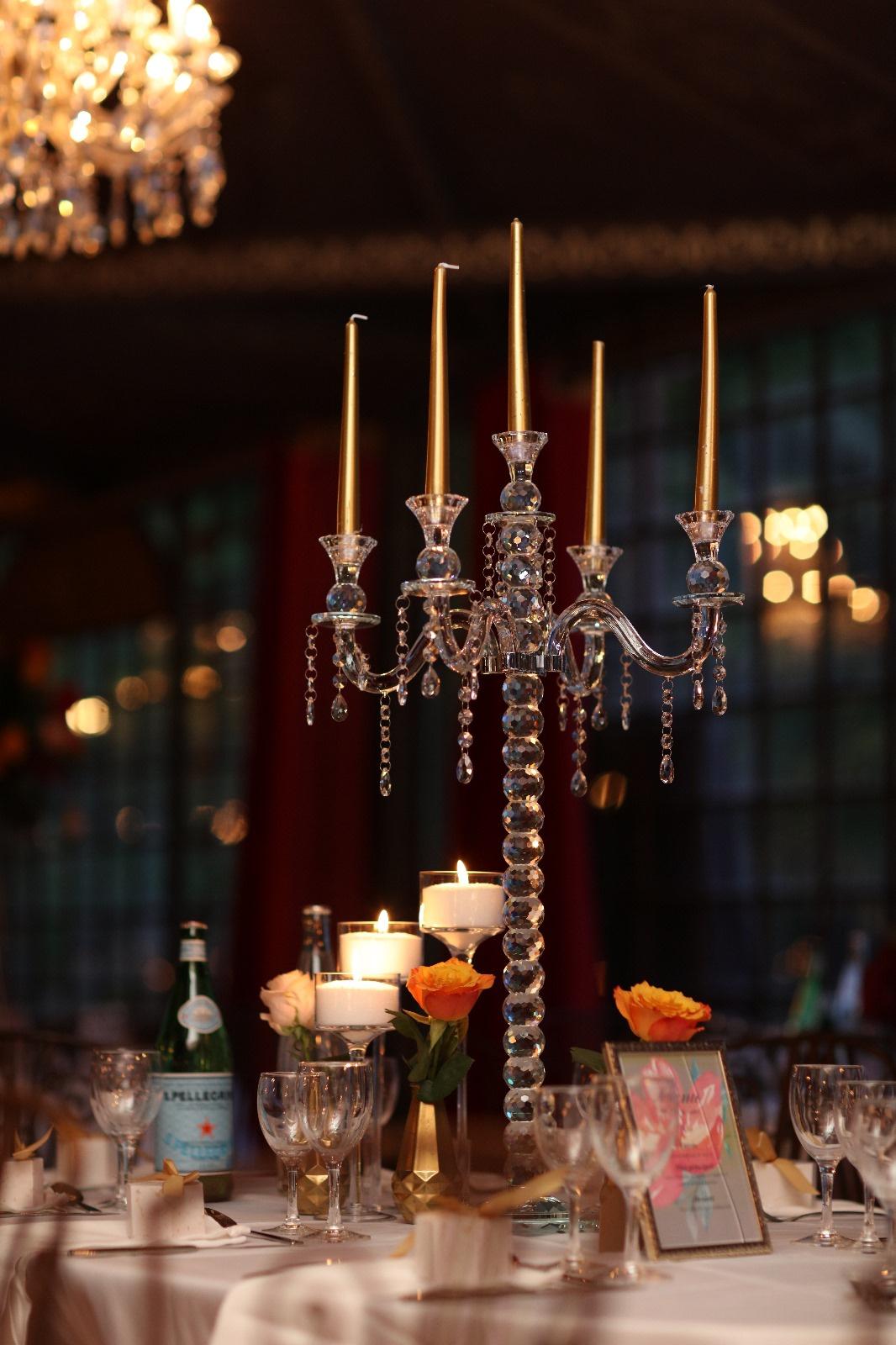 deco lumineuse mariage avec chandelier en centre de table