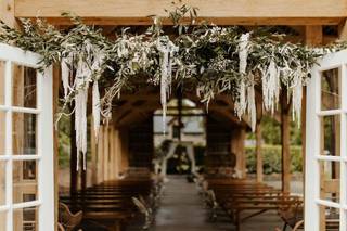 décoration cérémonie laïque mariage interieure avec suspension florale