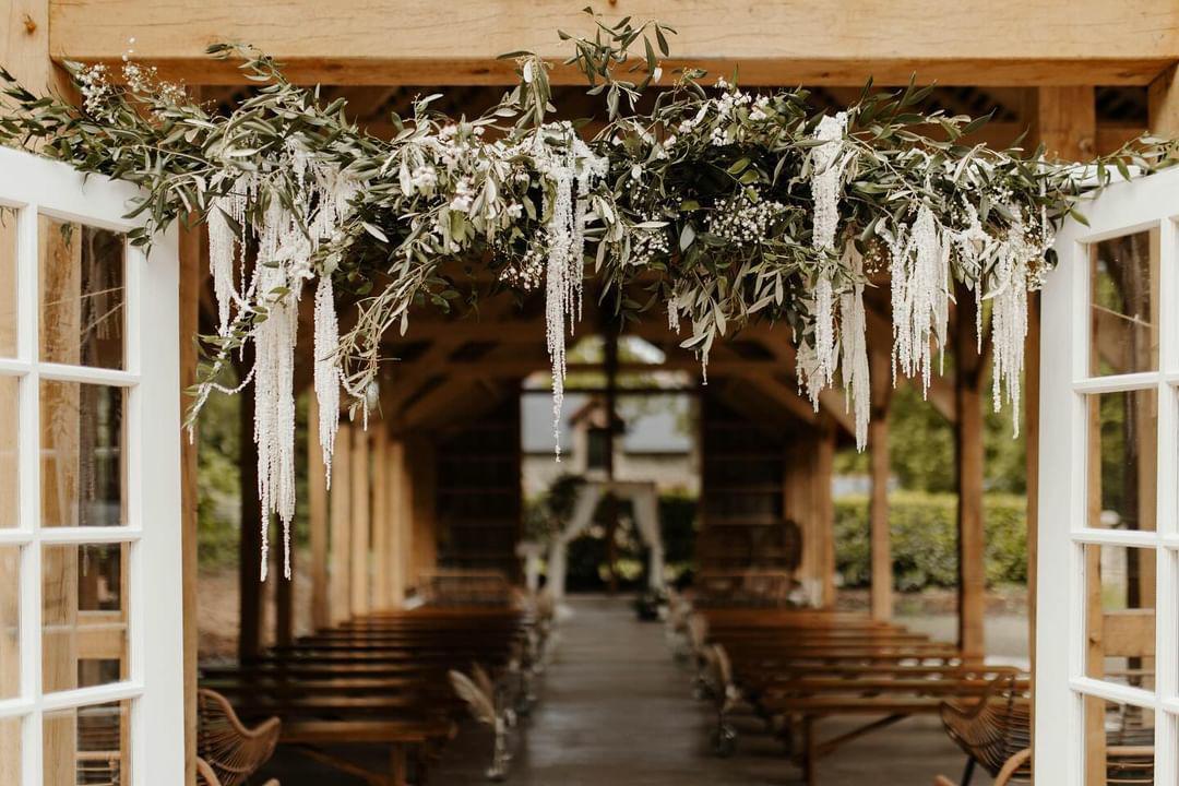 décoration cérémonie laïque mariage interieure avec suspension florale