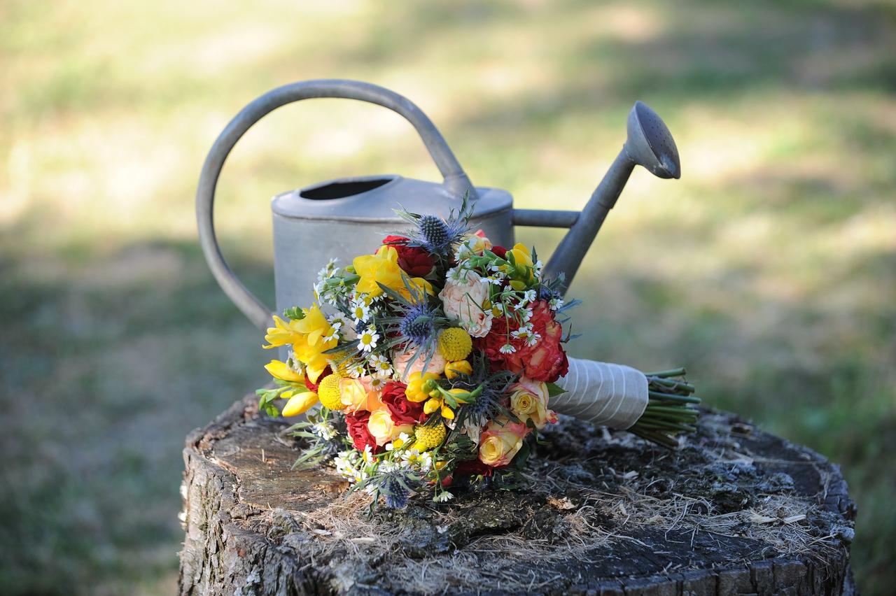 decoration de mariage champetre avec arrosoir et bouquet de mariée coloré, fleurs les moins chères pour mariage