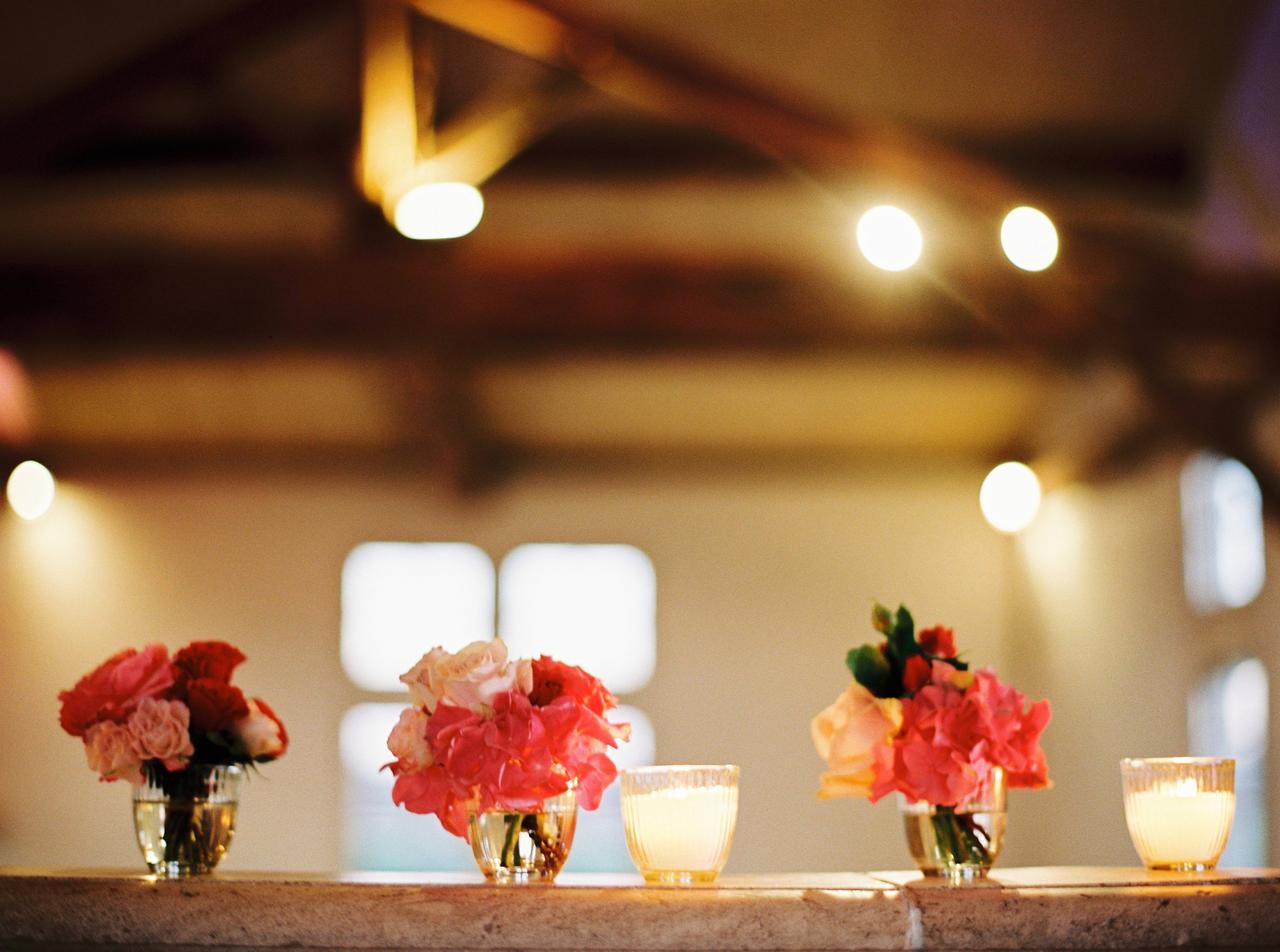pots en verre avec fleurs des champs, fleurs les moins chères pour mariage