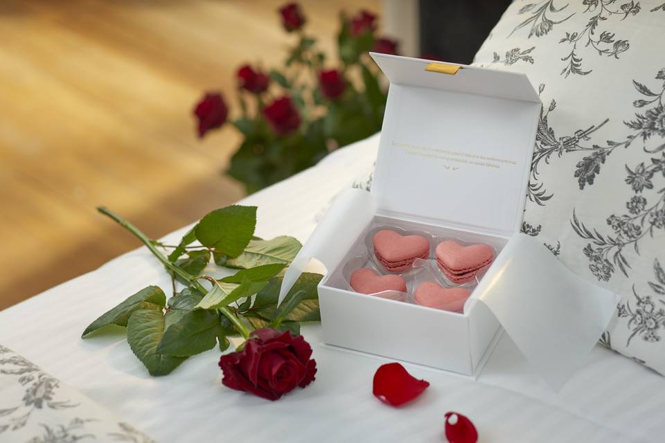 coffret de macarons roses en forme de coeur 