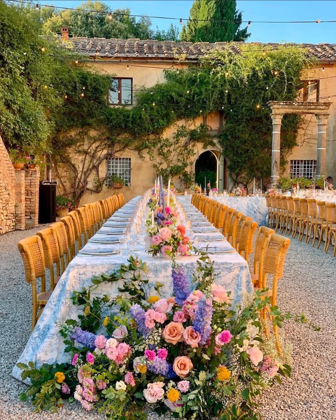 deco dopamine mariage, table de mariage ultra colorée avec fleurs multicolores