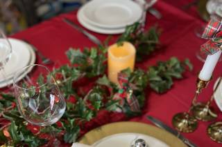 décoration mariage noël avec menu enroulé dans un ruban et décoré de petites boules de noel