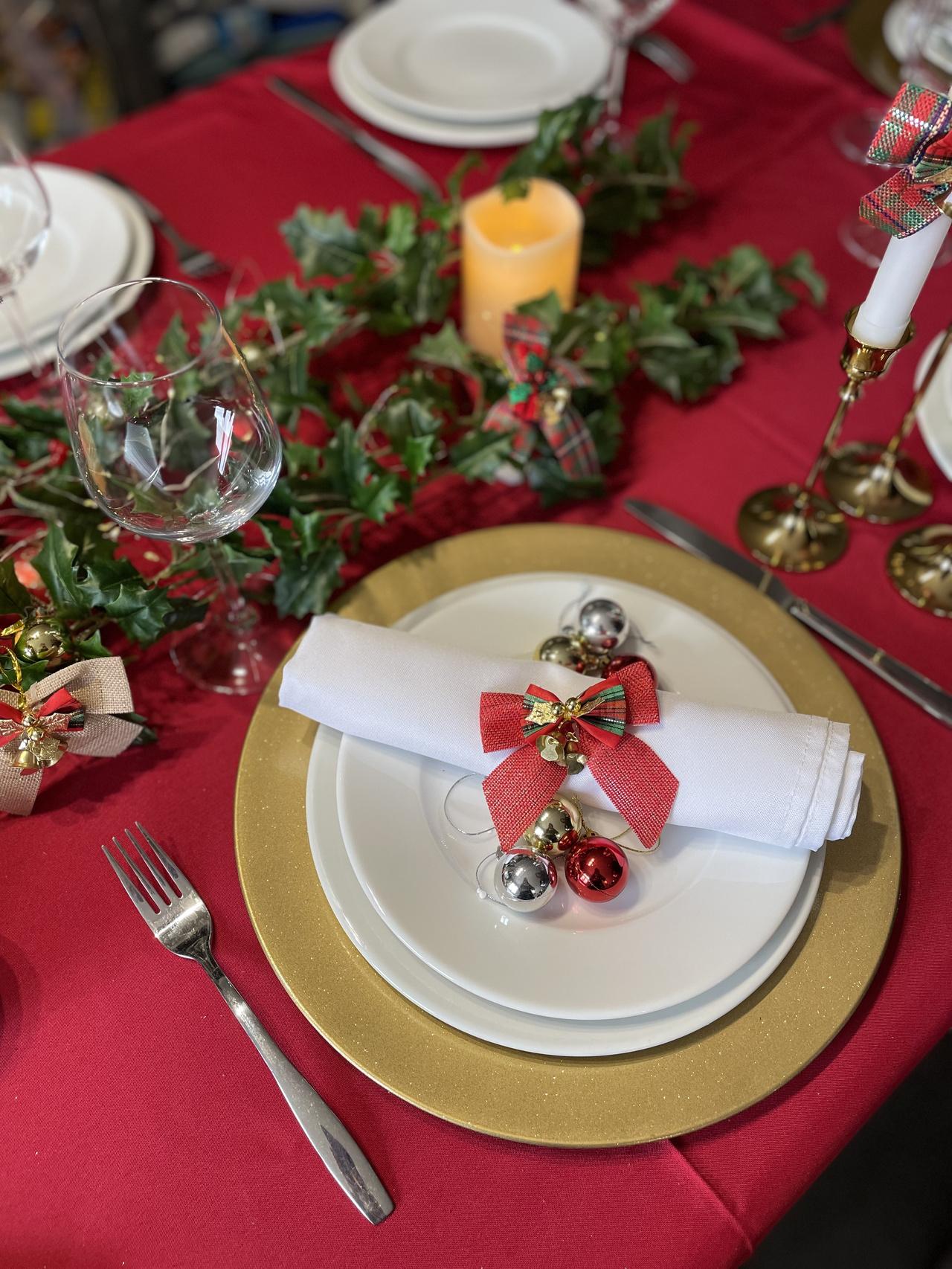 décoration mariage noël avec menu enroulé dans un ruban et décoré de petites boules de noel