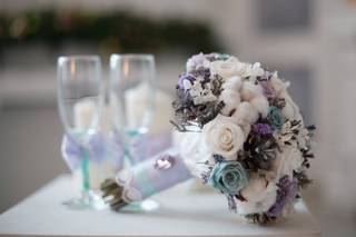 bouquet mariage hiver romatique blanc mauve et bleu avec fleurs de coton et roses