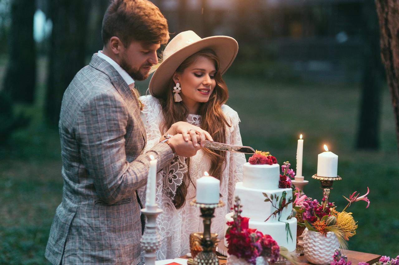 Découpe du gâteaux des mariés mariage boheme chic