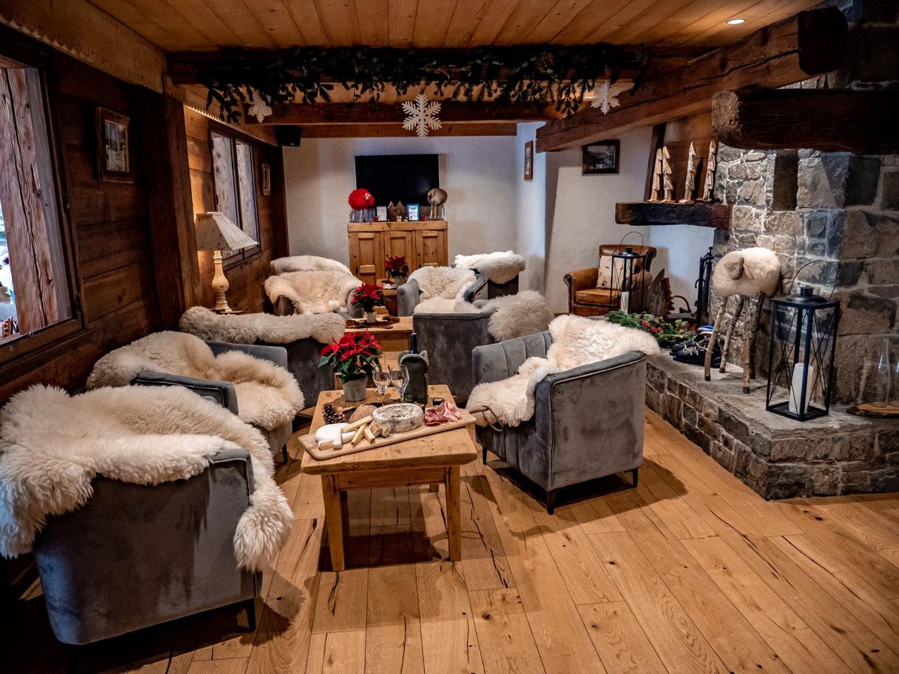 decoration mariage en hiver, cheminee fourrure