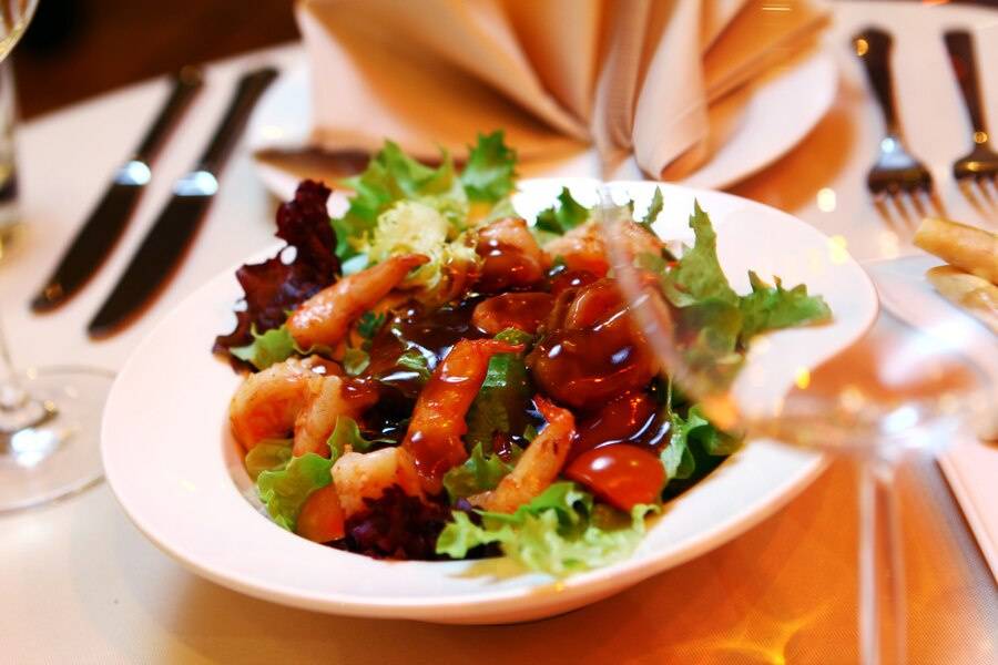 salade verte et crevette sur la table d'un mariage