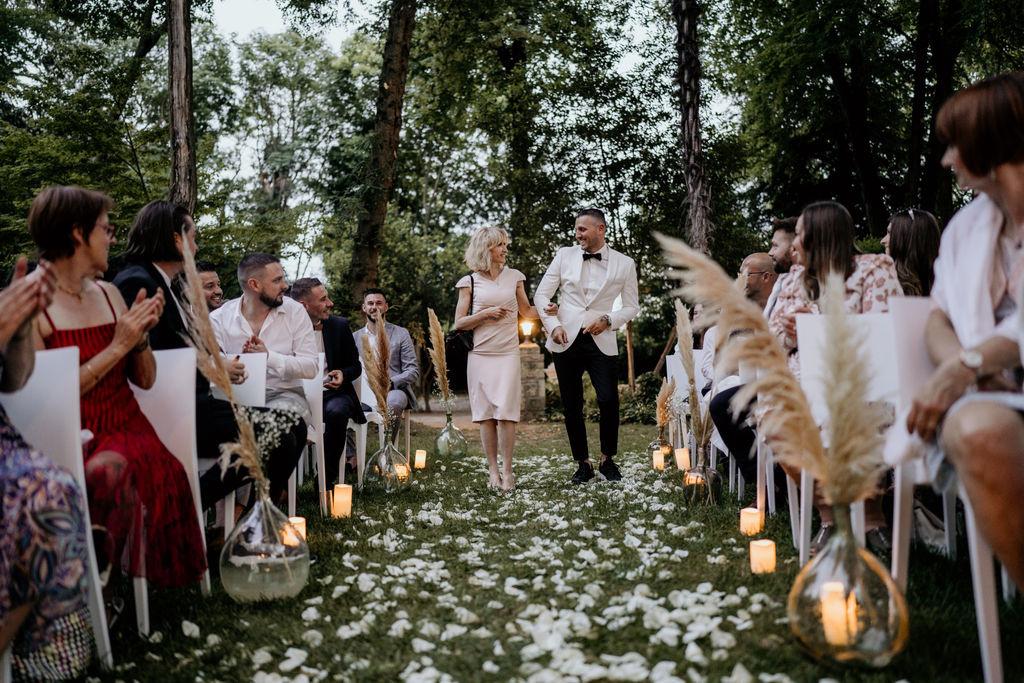 ceremonie laique allee centrale deco florale tapis petales