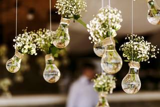 décoration de plafond pour mariage avec ampoules transparentes contenant de la gypsophile