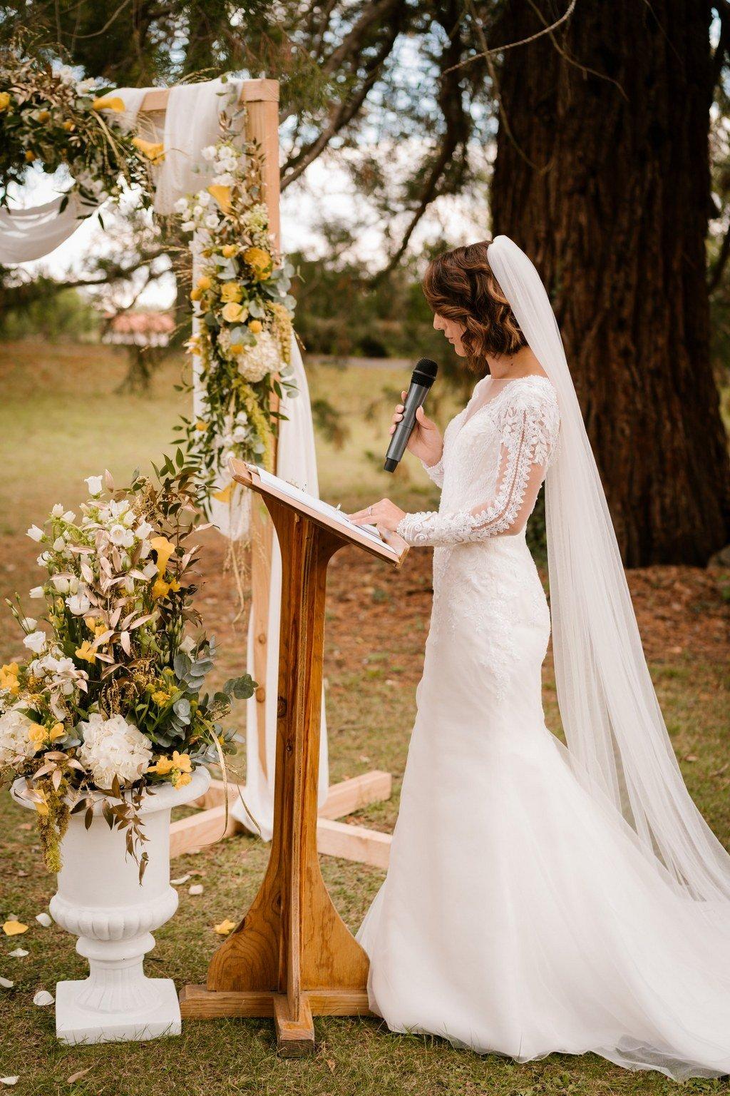 Discours Marié, Parler Avec Le Microphone Pour Son Épouse À La Cérémonie De  Mariage. Banque D'Images et Photos Libres De Droits. Image 75064527