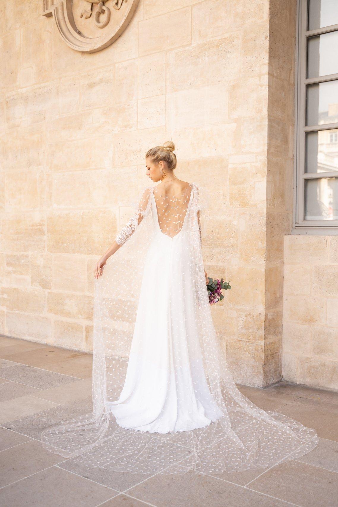 robe de mariée avec cape aérienne transparente