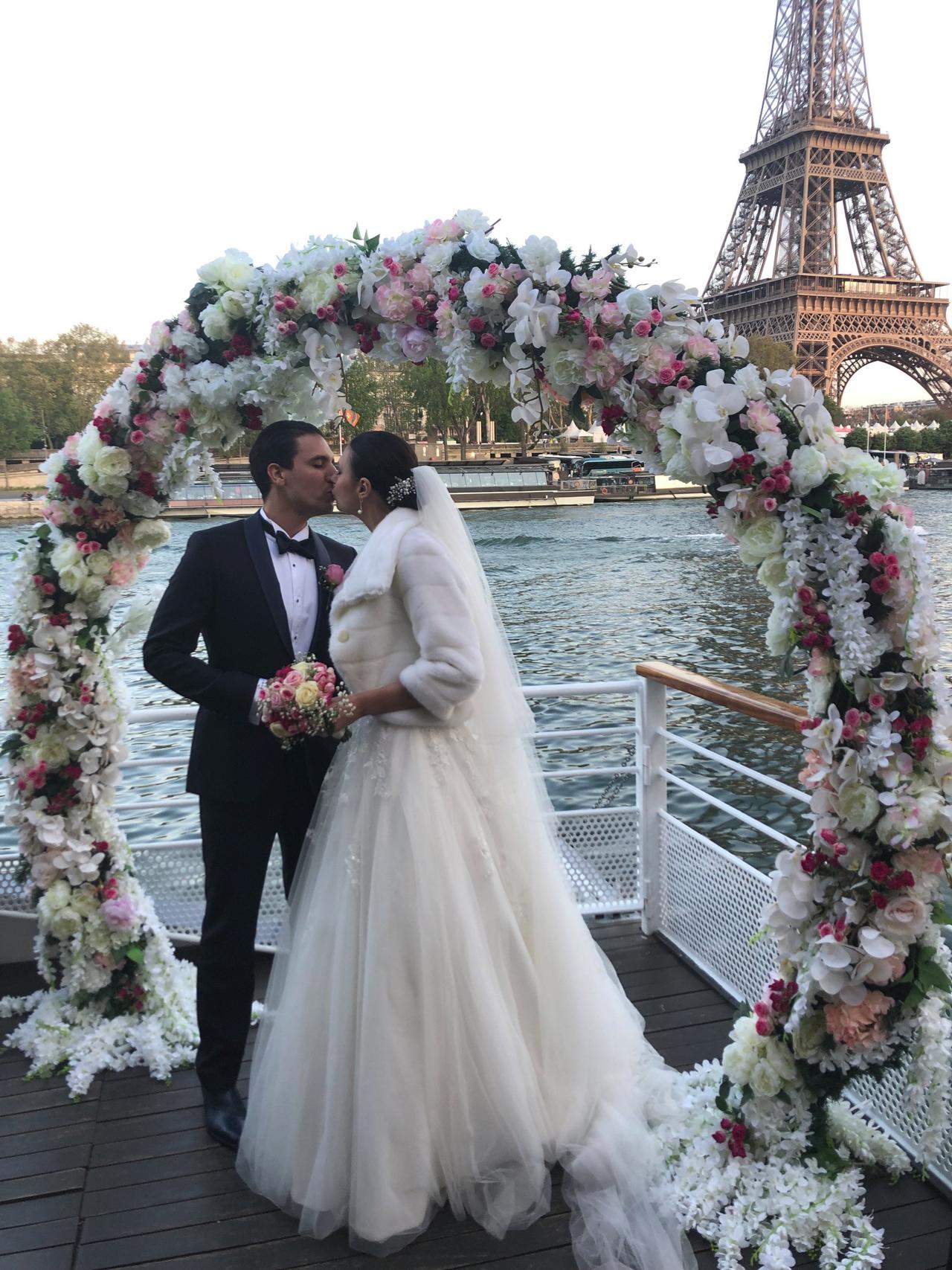 mariés qui s¡embrassent sur un bateau, ceremonie mariage exterieure sur une peniche, sur l'eau