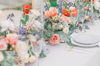 lumière mariage avec chandelier en centre de table et fleurs couleurs pantone 2024 peach fuzz