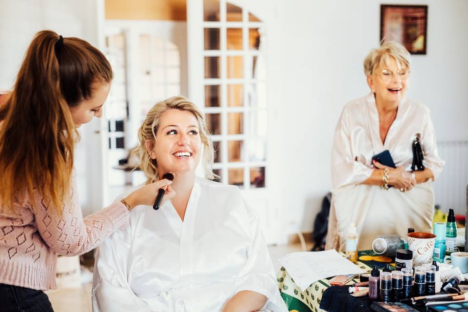 cout moyen maquillage mariage mariée, femme blonde en peignoir blond qui se fait maquiller, maquille de mariage, essai maquillage mariée