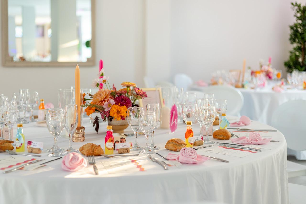 decoration table ronde mariage coloree