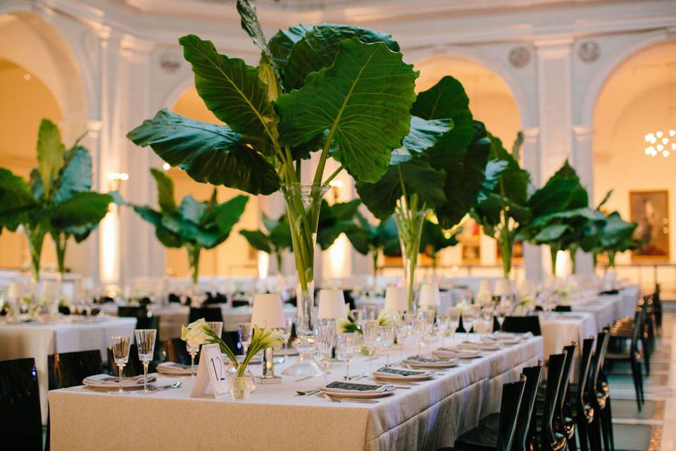 centre de table de mariage avec grandes plantes vertes dans des vases
