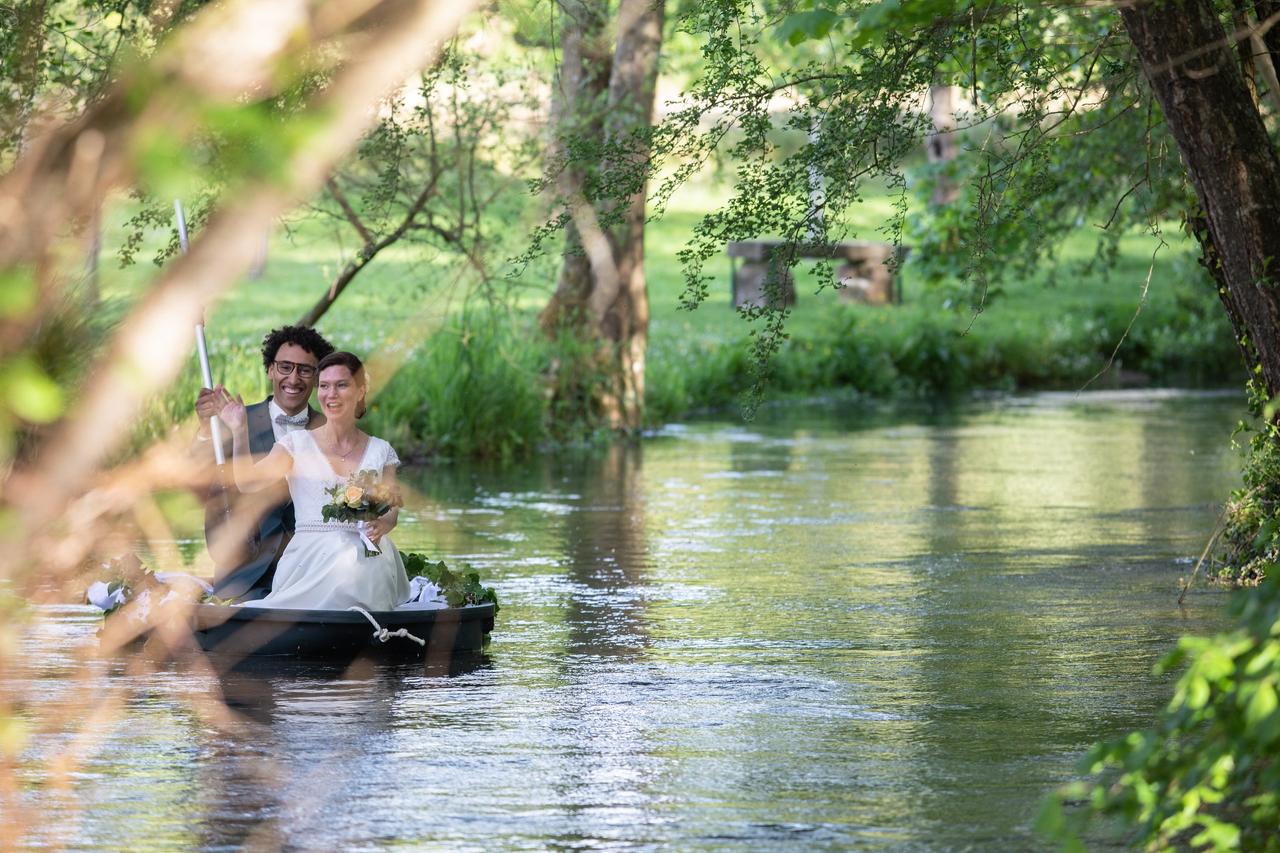 idee mariage civil petit comite arrivee maries en barque