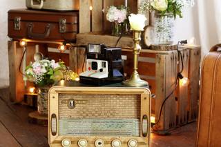 Décoration maraige vintage, avec radio et appareil photo polaroïd et malettes retro