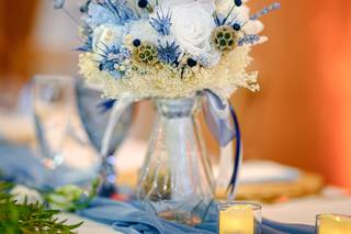 bouquet mariage hiver champetre blanc bleu jaune avec roses blanches et chardons