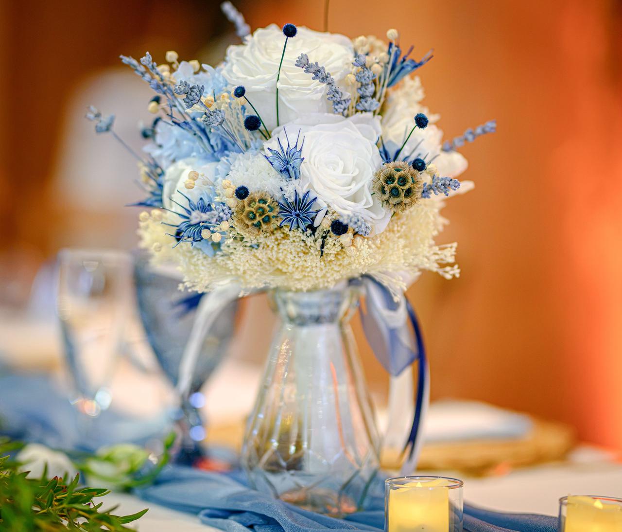 bouquet mariage hiver champetre blanc bleu jaune avec roses blanches et chardons