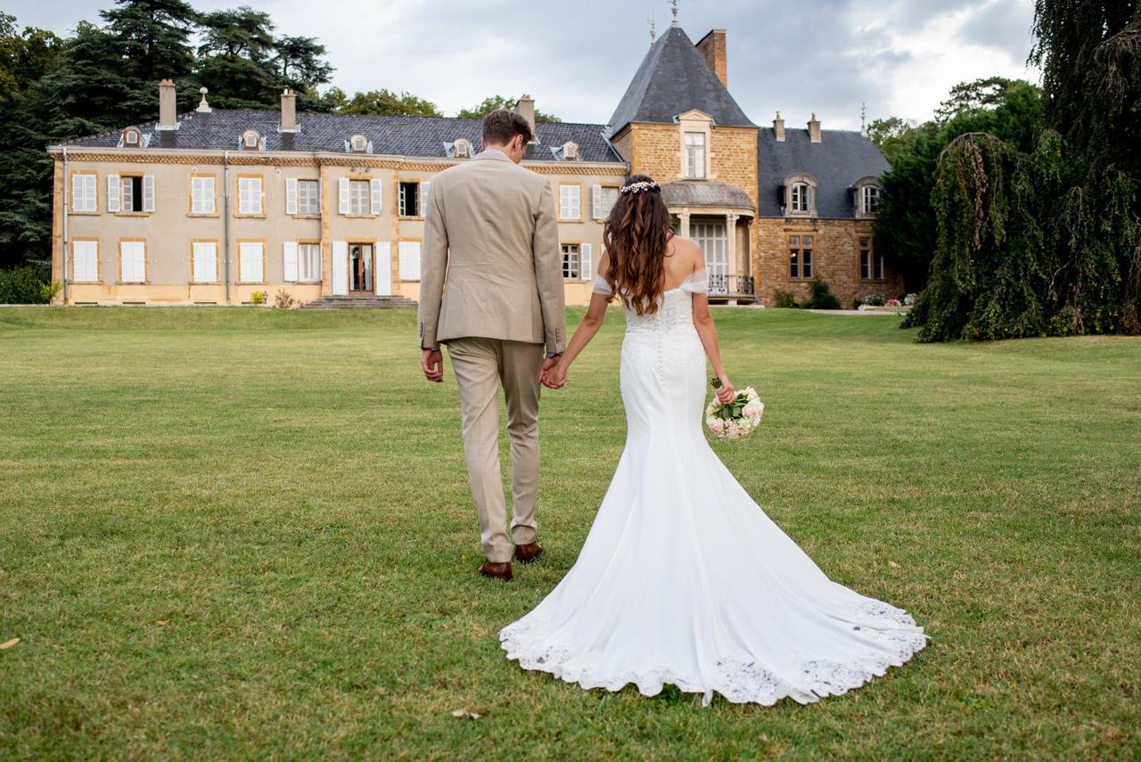 coiffure de mariée avec cheveux bouclés semi-lachée avec fleurs champetres