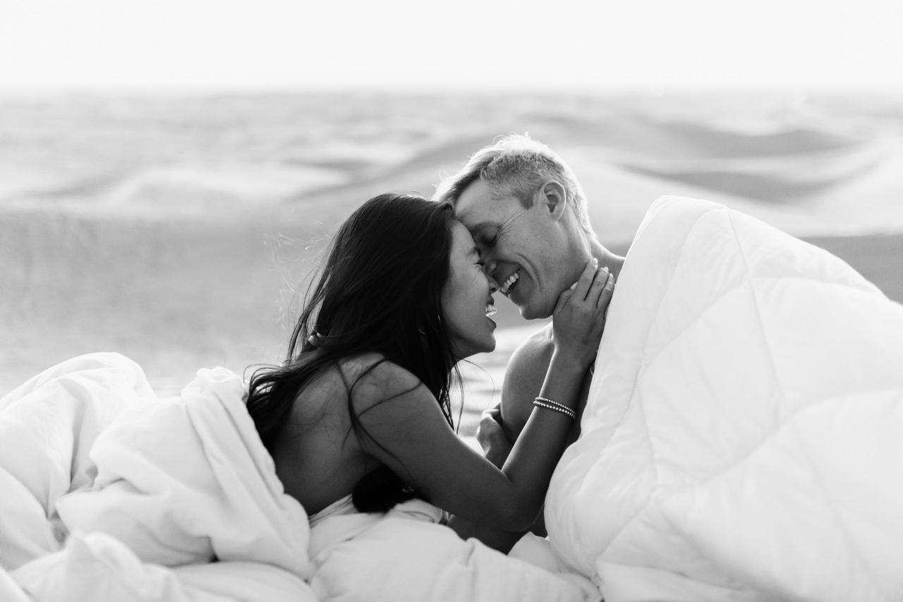 Couple en dessous couette