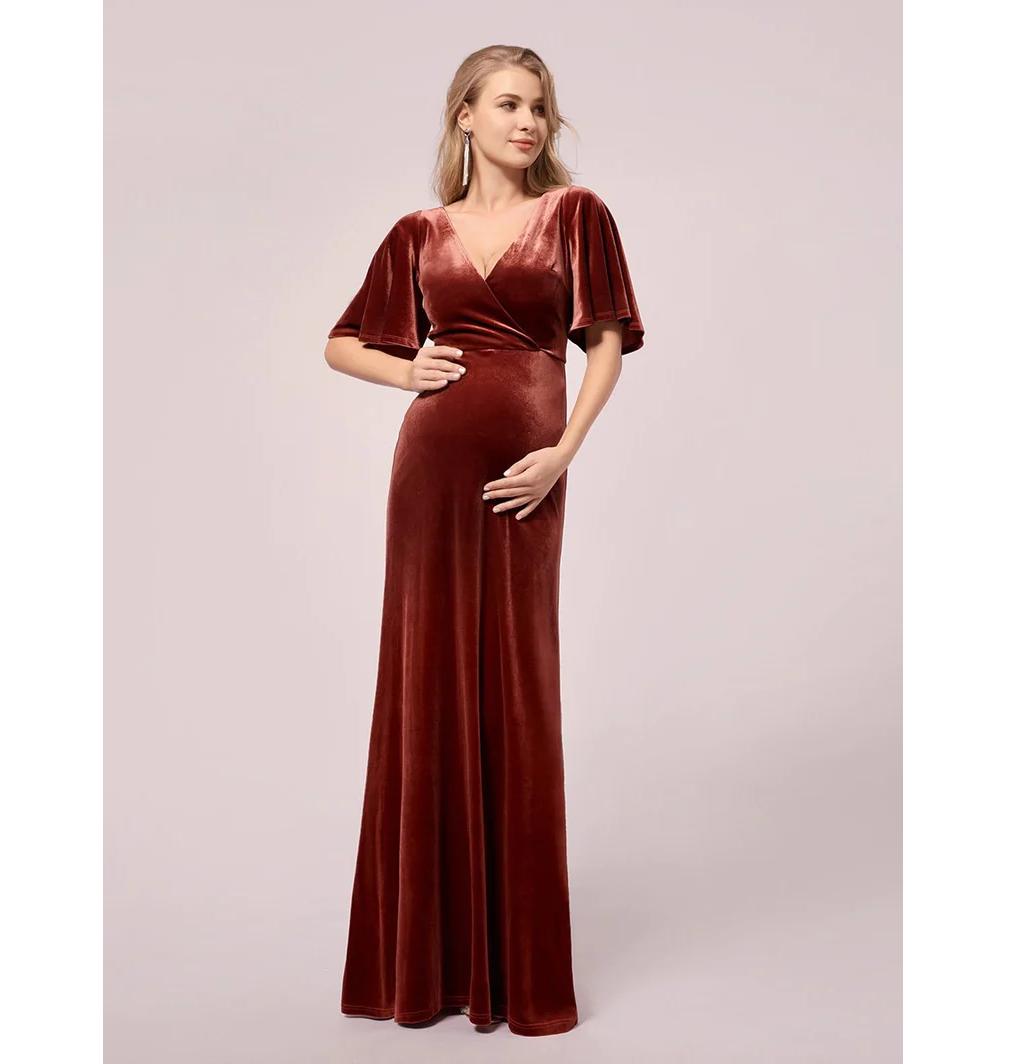 5 robes de grossesse pour invitée confortables et tendances