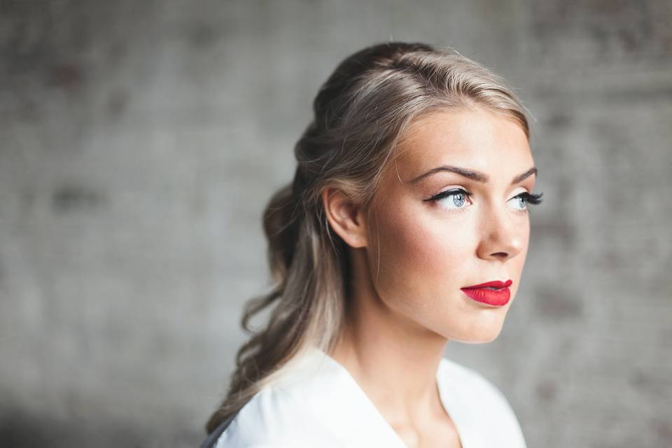 mariée blonde aux yeux bleu avec lèvres rouges et eye-liner