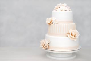 Gâteau de mariage pece montée avec couleur pantone peach fuzz 2023