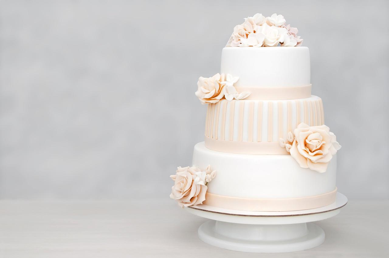 Gâteau de mariage pece montée avec couleur pantone peach fuzz 2023