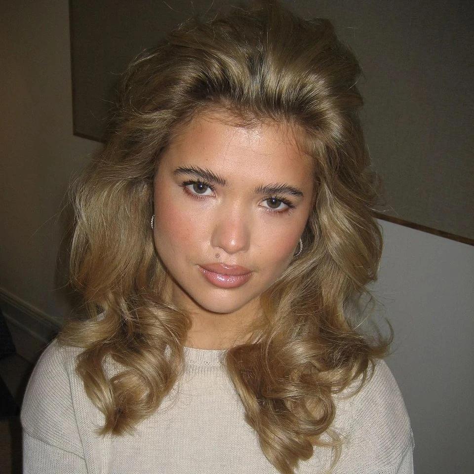 matilda djerf avec des cheveux volumineux, idee coiffure invitee mariage