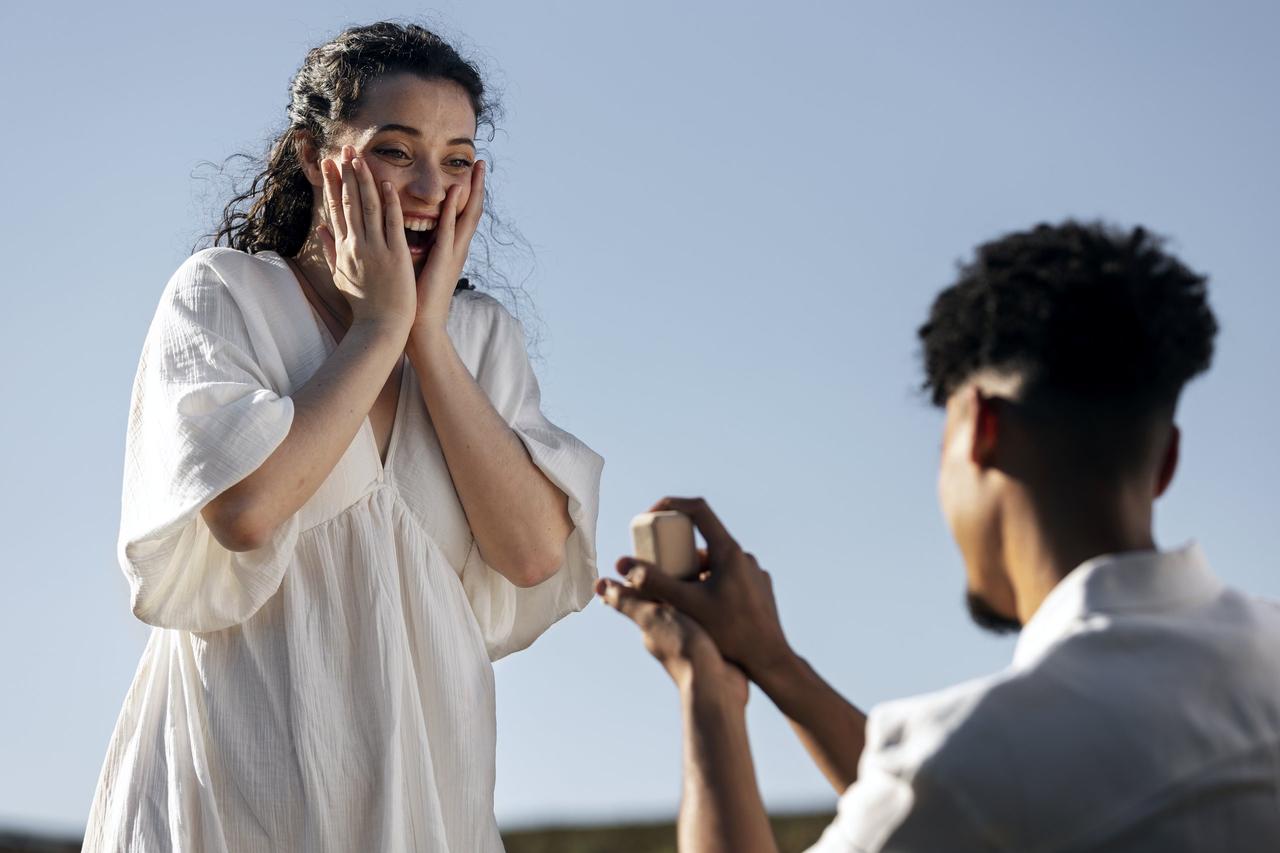 jeune femme très contente et excitée suite à la demande en mariage de son copain