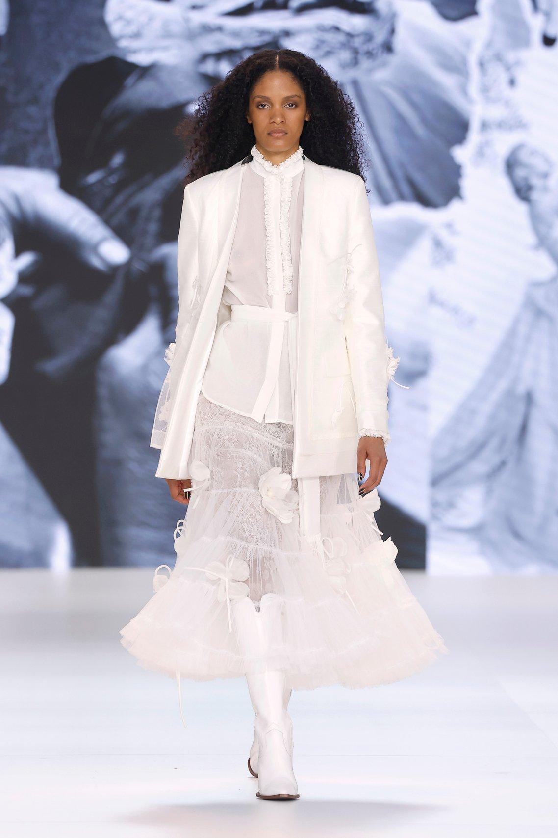 look de mariée bohème avec blazer, jupe vaporeuse et santiags blanches, yolancris, tendance mariee 2027