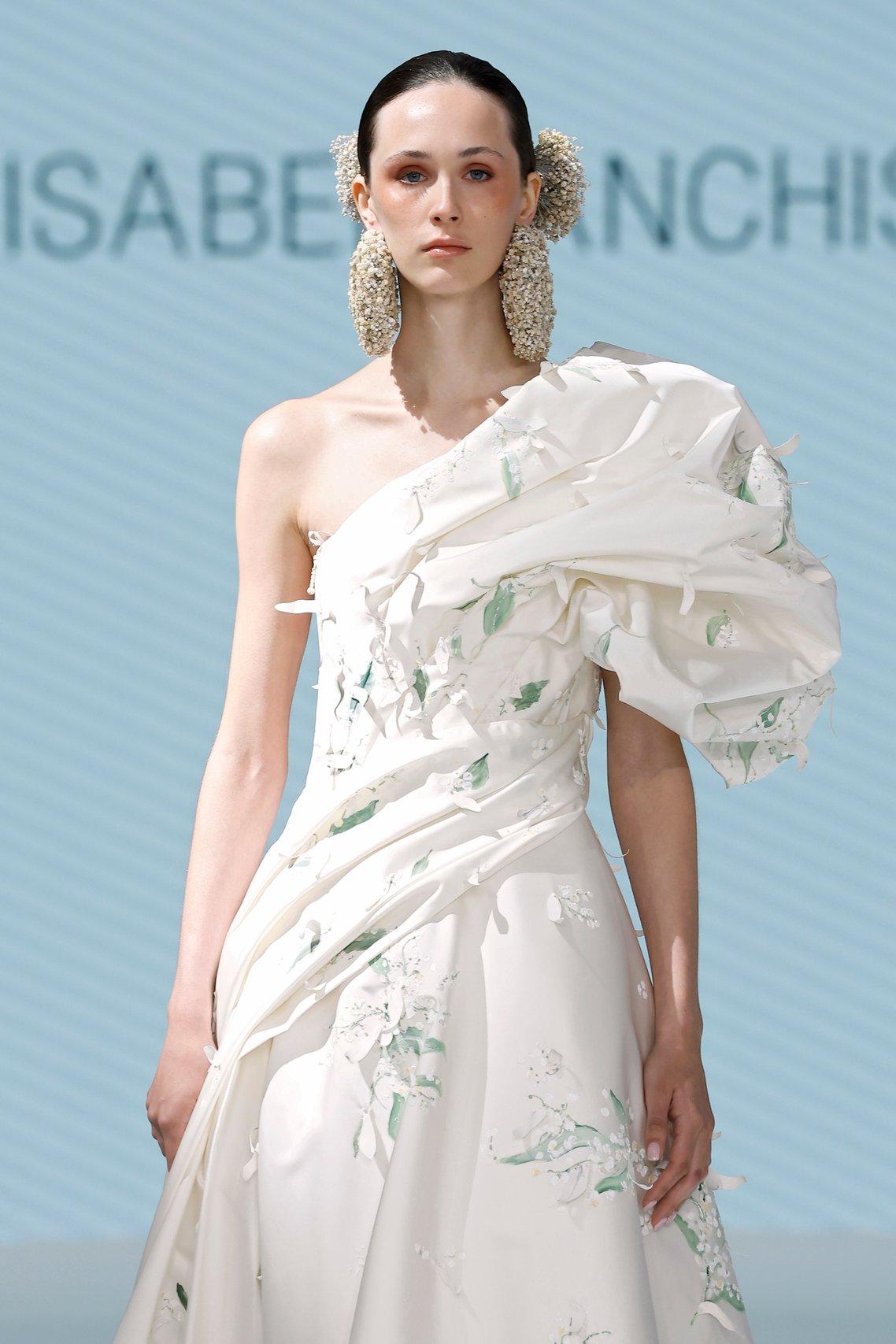 robe de mariée avec fleurs peintes à la main, mariee champetre 2027
