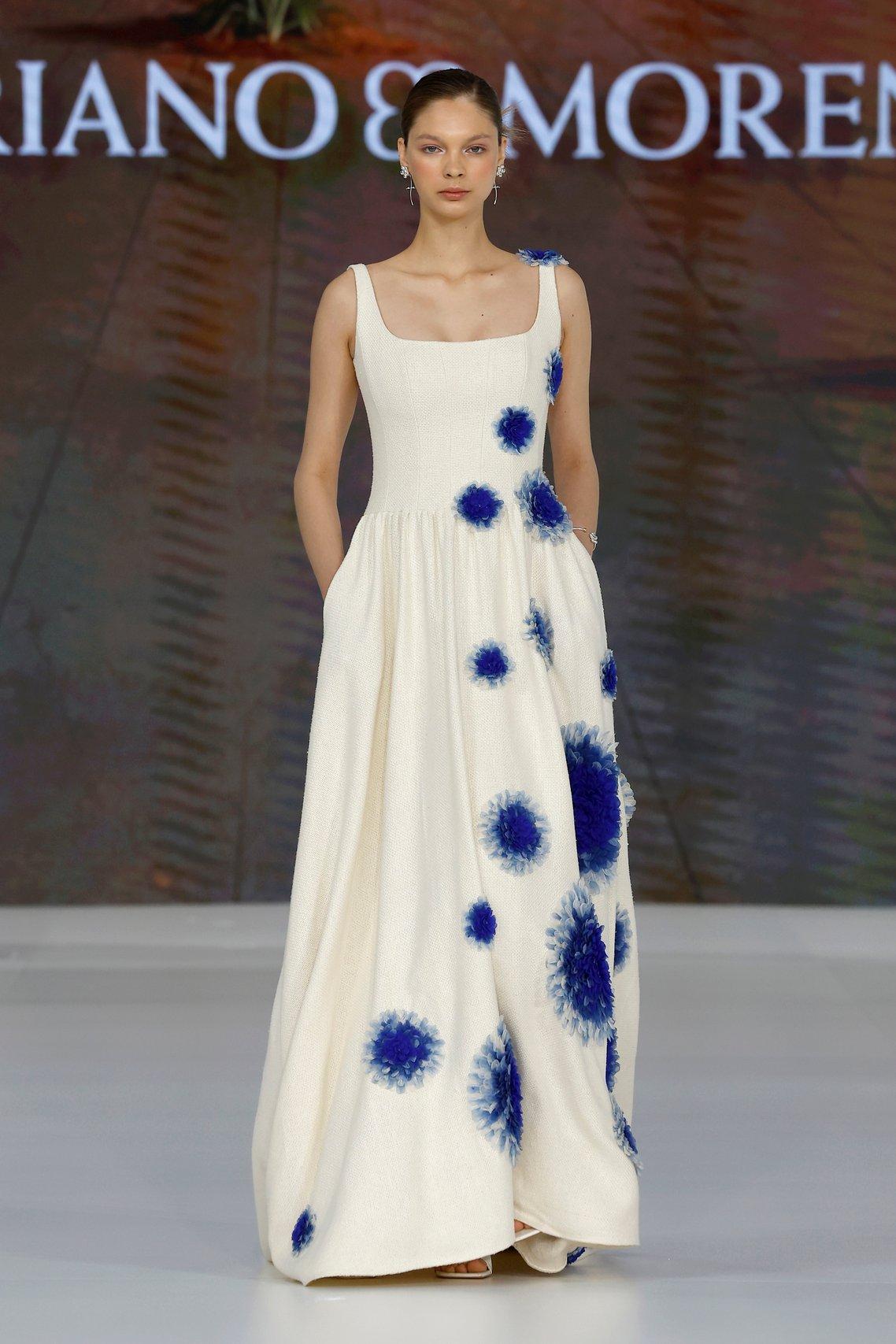 robe de mariée signature, fleurs bleues en 3D, mariano moreno