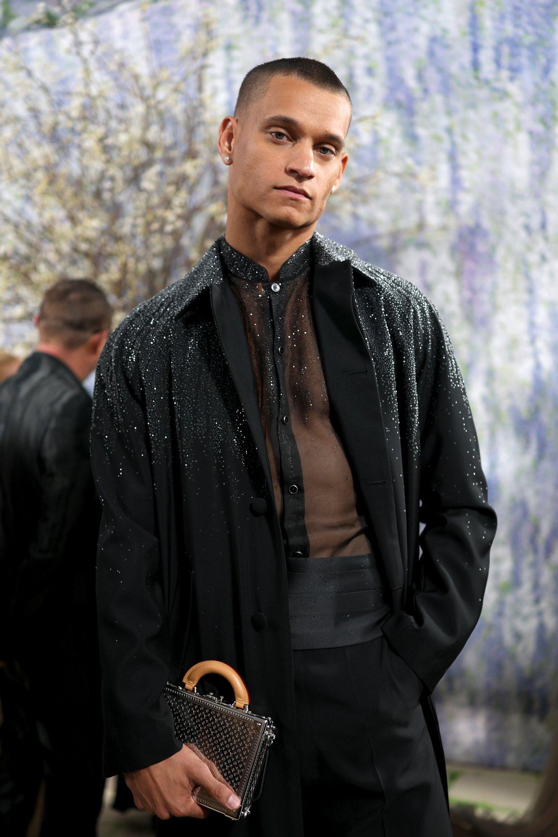look total noir chemise pailletée homme sur blouse semi transparente, tyriq withers met gala 2026