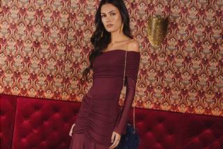 robe longue bordeaux avec encolure bateau et longues manches en tulle, invitée mariage hiver