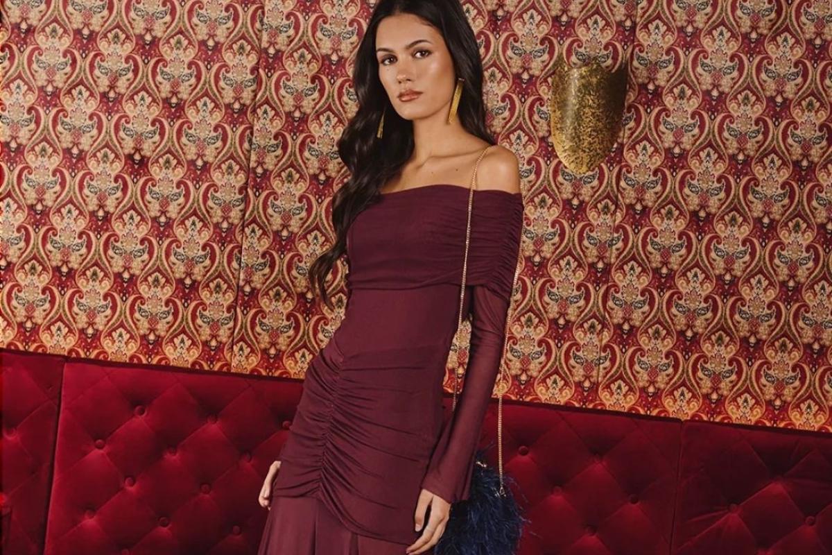 robe longue bordeaux avec encolure bateau et longues manches en tulle, invitée mariage hiver