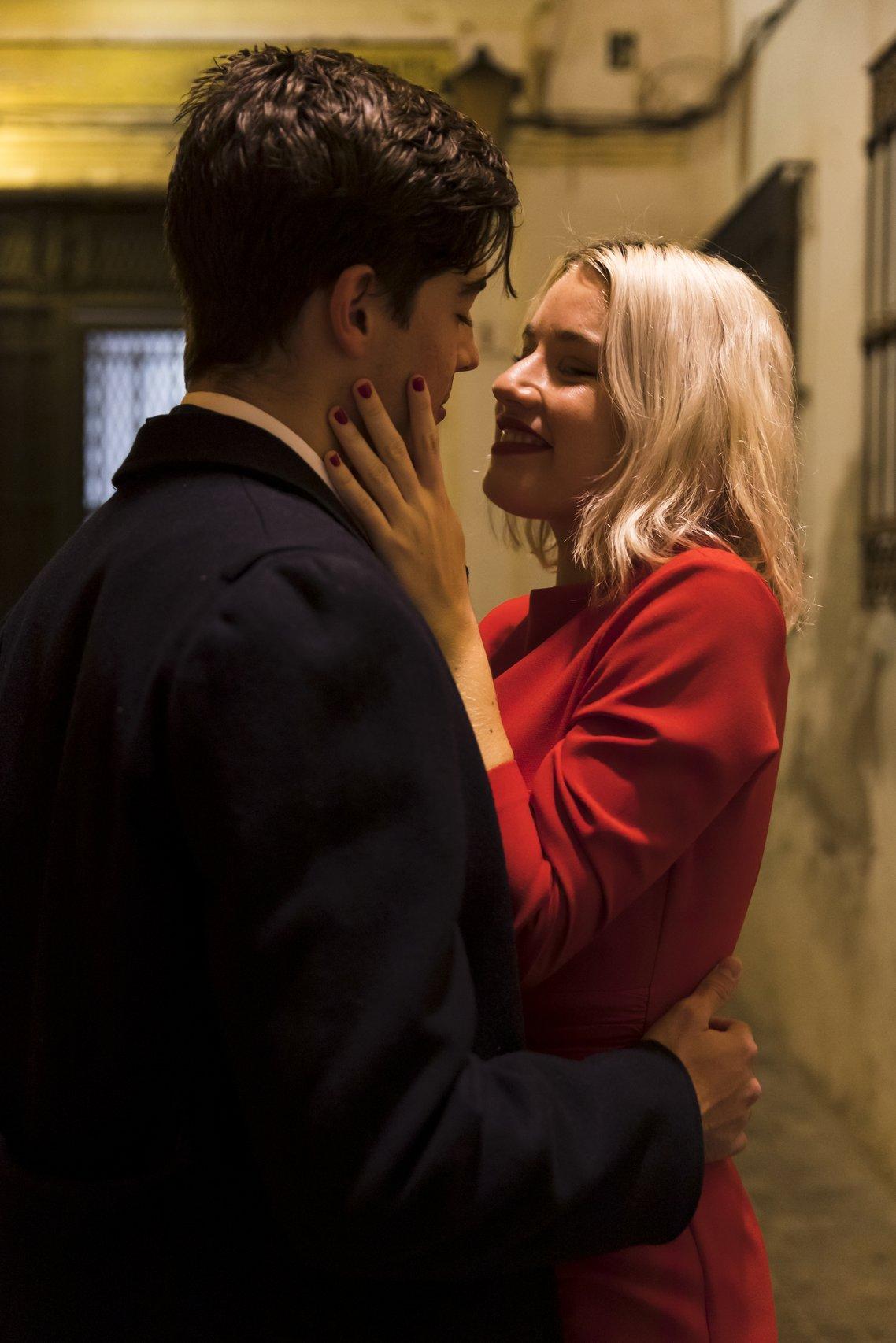 Un couple à l'extérieur pour la Saint-Valentin.Un couple à l'extérieur pour la Saint-Valentin, séduire une femme