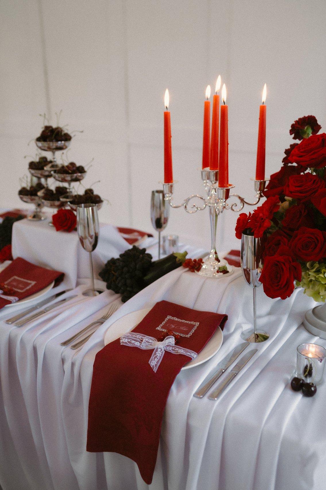 décoration mariage argentée, tendance mariage, coupes argentées, bougeoirs argentés et bougies rouges