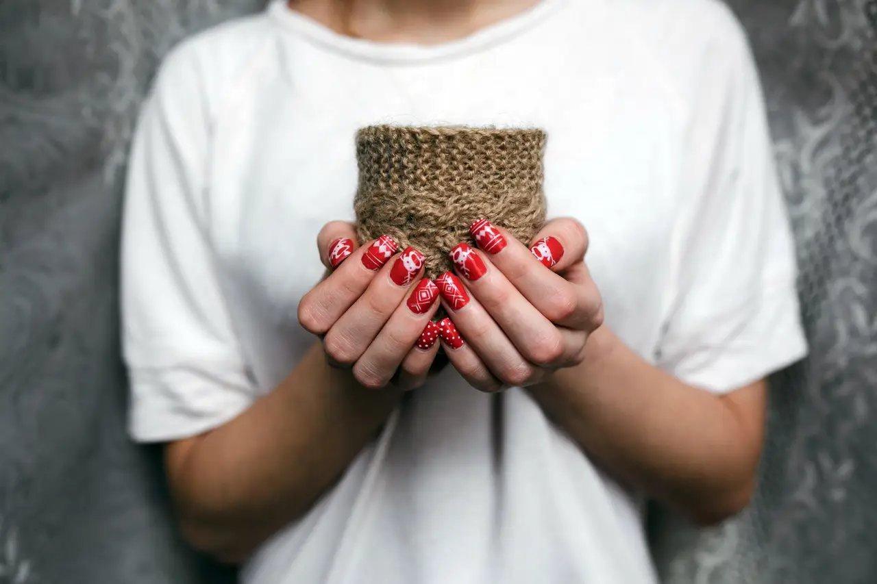 Ongles de Noël rouges avec nail art : renne, neige