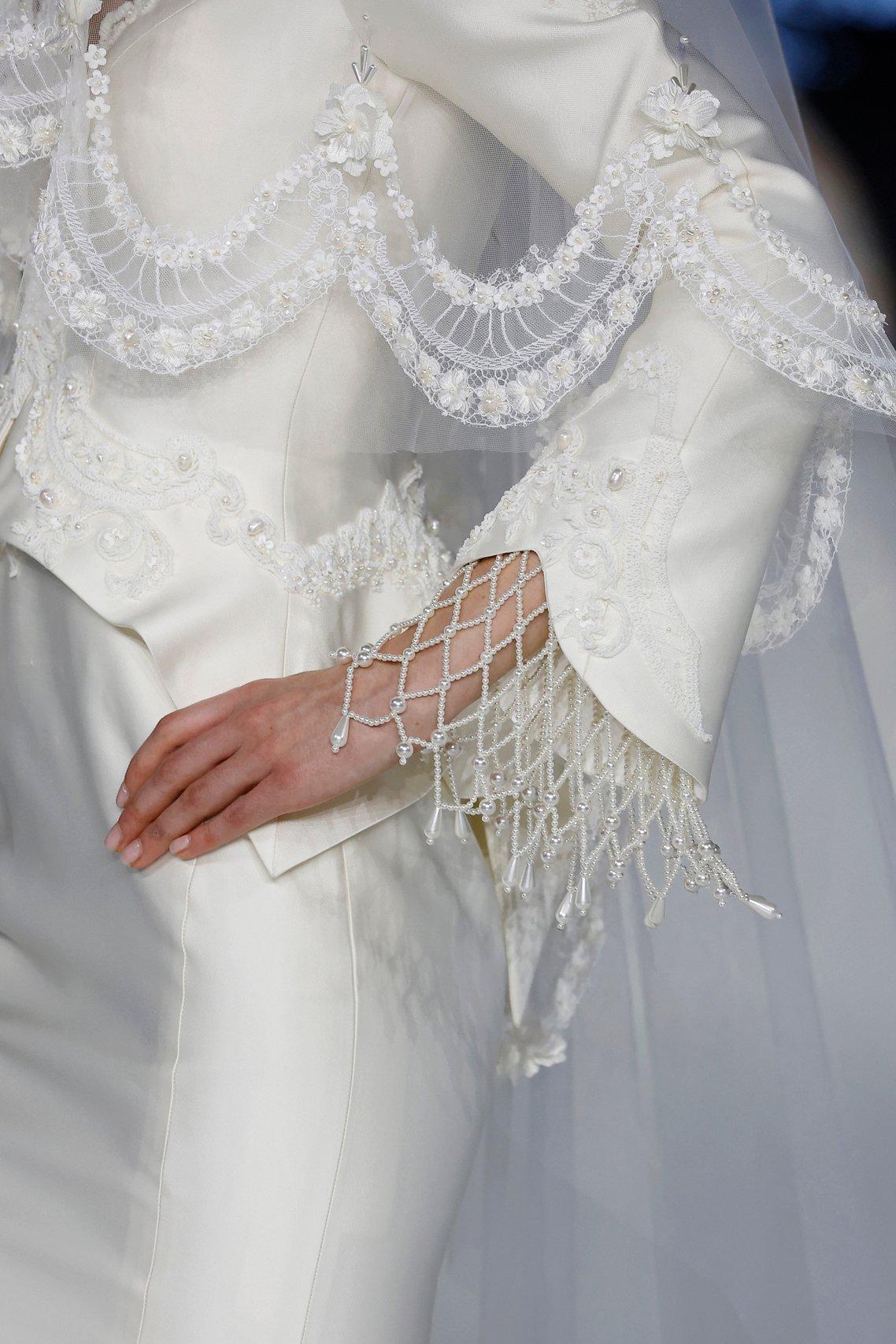 manches mariée travaillées avec strass