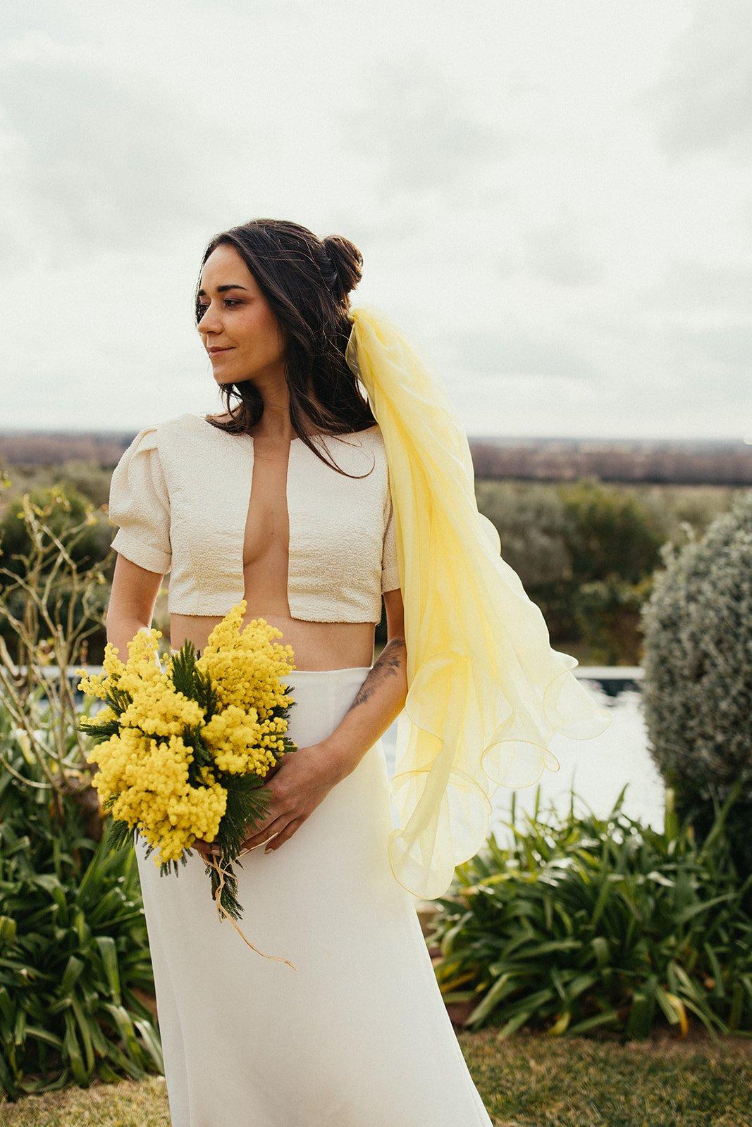 voile de mariée jaune beurre assorti à la couleur du bouquet, tendance mariage