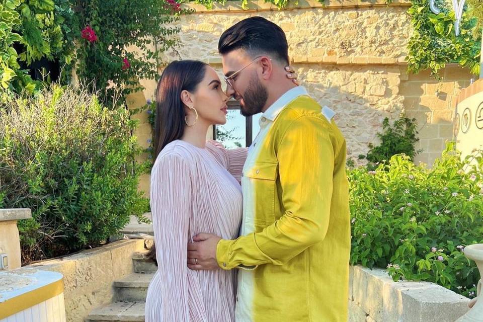 couple d'influenceurs qui s'enlace, nabilla et thomas vergara